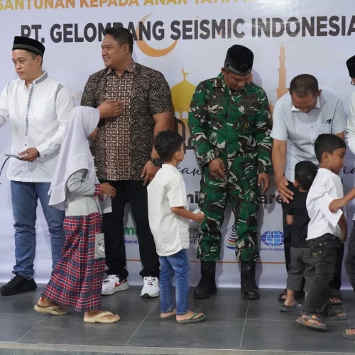 Foto: Party Chief GSI, Dinan Nasrulloh menyerahkan santunan kepada anak yatim