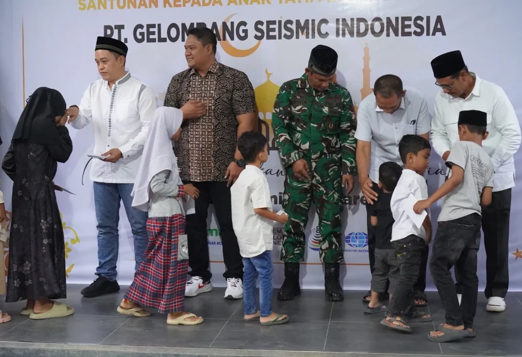 Foto: Party Chief GSI, Dinan Nasrulloh menyerahkan santunan kepada anak yatim