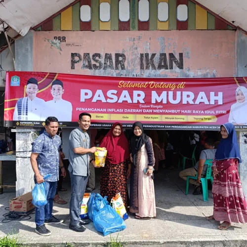 Foto: Bupati Aceh Jaya, Safwandi, S.Sos., dan Wakil Bupati Aceh Jaya, Muslem D, SE., memantau secara langsung Operasi Pasar Murah yang digelar di Komplek Pasar Ikan Gampong Blang, Calang, pada Jumat, 21 Maret 2025.