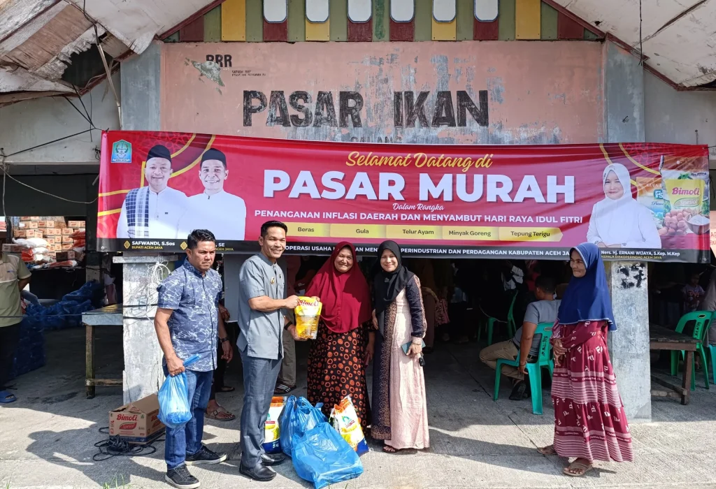Foto: Bupati Aceh Jaya, Safwandi, S.Sos., dan Wakil Bupati Aceh Jaya, Muslem D, SE., memantau secara langsung Operasi Pasar Murah yang digelar di Komplek Pasar Ikan Gampong Blang, Calang, pada Jumat, 21 Maret 2025.