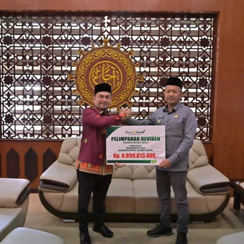 Foto: Bupati Aceh Jaya, Safwandi, S.Sos., menerima deviden Tahun Buku 2024 dari Bank Aceh Syariah Cabang Calang senilai Rp 6.899.613.406 di Ruang Kerja Bupati Aceh Jaya