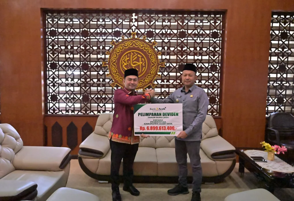 Foto: Bupati Aceh Jaya, Safwandi, S.Sos., menerima deviden Tahun Buku 2024 dari Bank Aceh Syariah Cabang Calang senilai Rp 6.899.613.406 di Ruang Kerja Bupati Aceh Jaya