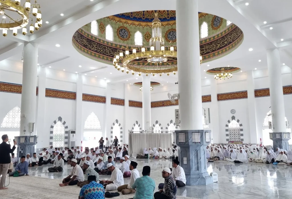 Foto: Bank Syariah Indonesia (BSI) sosialisasi kartu ATM Visa debit Mabrur yang diperuntukan kepada Jama’ah Haji Kabupaten Aceh Utara. acara yang dihadiri ratusan jama’ah yang berlangsung di Masjid H.M. Hanafiah, Lhoksukon. Rabu (23/4/25)
