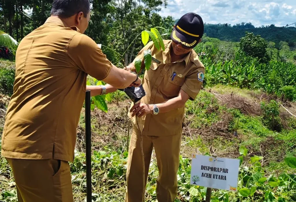 Foto: Kepala Dinas Kepemudaan, Olahraga Dan Pariwisata (Disporapar) Aceh Utara, Muhammad Nasir, S. Sos, M.SI, melakukan Penanaman Pohon