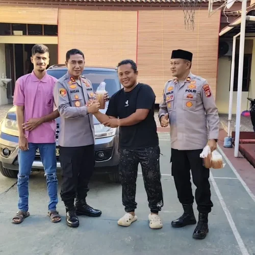 Foto: Kapolres Lhokseumawe AKBP Dr. Ahzan, S.H., S.I.K., M.S.M., M.H. menerima kunjungan seorang pedagang madu lokal di Rumah Dinas Kapolres Lhokseumawe
