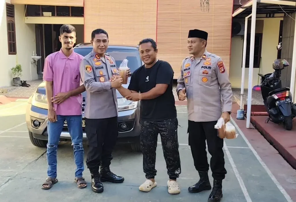 Foto: Kapolres Lhokseumawe AKBP Dr. Ahzan, S.H., S.I.K., M.S.M., M.H. menerima kunjungan seorang pedagang madu lokal di Rumah Dinas Kapolres Lhokseumawe