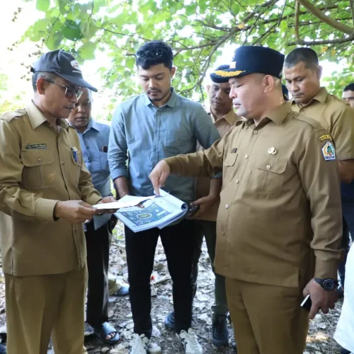 Foto: Bupati Ismail A Jalil meninjau lokasi yang akan dibangun Sport Center didampi Sekda dan Kadisporapar Aceh Utara