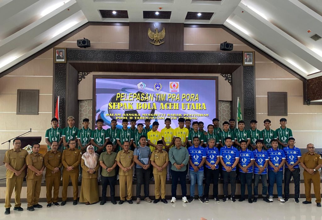 Foto: Sekretaris Daerah (Sekda) Aceh Utara DR. A. Murtala, M.SI, secara resmi melepas keberangkatan Tim Cabang Olahraga (cabor) Sepak Bola Aceh Utara untuk mengikuti ajang Pra PORA Tahun 2025 yang akan digelar di Kabupaten Aceh Tamiang