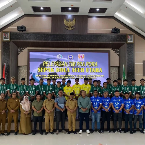 Foto: Sekretaris Daerah (Sekda) Aceh Utara DR. A. Murtala, M.SI, secara resmi melepas keberangkatan Tim Cabang Olahraga (cabor) Sepak Bola Aceh Utara untuk mengikuti ajang Pra PORA Tahun 2025 yang akan digelar di Kabupaten Aceh Tamiang