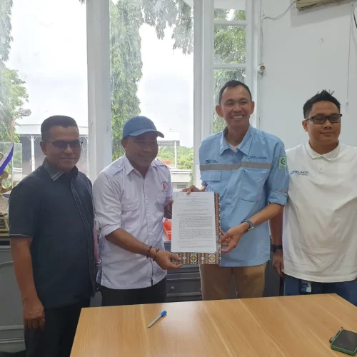 Foto: Direktur PT PEM dan GM Pelindo Kreunggukuh, Joni Hutama melakukan Penandatanganan MoU antara Pelindo dan PT PEM