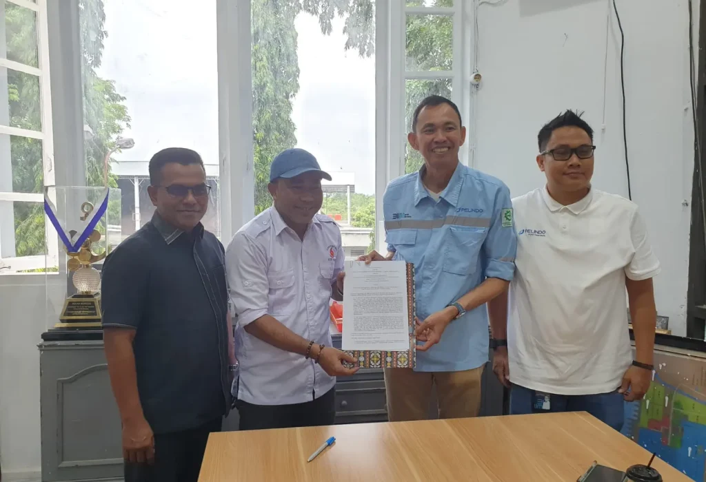 Foto: Direktur PT PEM dan GM Pelindo Kreunggukuh, Joni Hutama melakukan Penandatanganan MoU antara Pelindo dan PT PEM