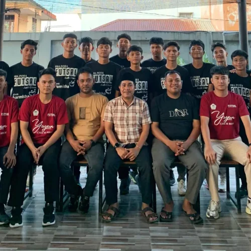 Foto: Sekretaris KONI Aceh Utara, Tgk. Nazaruddin berfoto bersama melepaskan Tim Futsal ke Aceh Barat