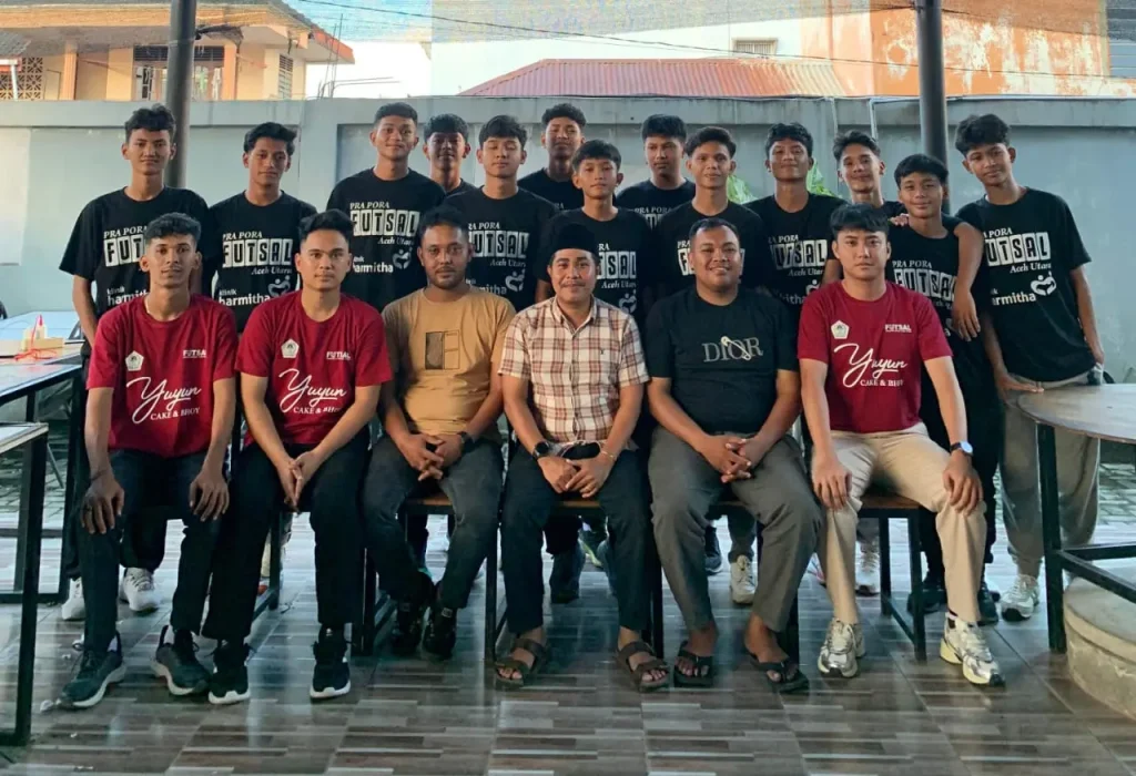 Foto: Sekretaris KONI Aceh Utara, Tgk. Nazaruddin berfoto bersama melepaskan Tim Futsal ke Aceh Barat