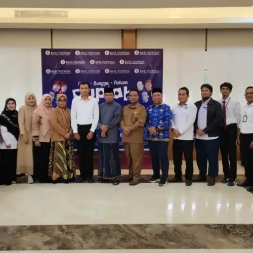 Foto: Kabid Parawisata, Disporpar Aceh Utara, Umar Ali, S.Sos.,MAP (Menggunakan Baju Kopri)  berfoto bersama peserta saat mengikuti rapat dan sosialisasi Pilot Projek ZHAS Bank Indonesia di Aceh Utara, yang berlangsung di kantor Bank Indonesia Lhokseumawe, pada selasa, 20 Mei 2025. (Photo : ist)