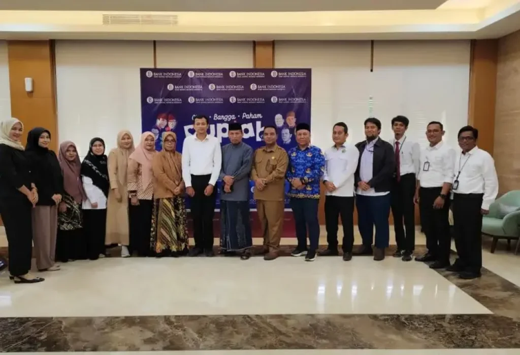 Foto: Kabid Parawisata, Disporpar Aceh Utara, Umar Ali, S.Sos.,MAP (Menggunakan Baju Kopri)  berfoto bersama peserta saat mengikuti rapat dan sosialisasi Pilot Projek ZHAS Bank Indonesia di Aceh Utara, yang berlangsung di kantor Bank Indonesia Lhokseumawe, pada selasa, 20 Mei 2025. (Photo : ist)