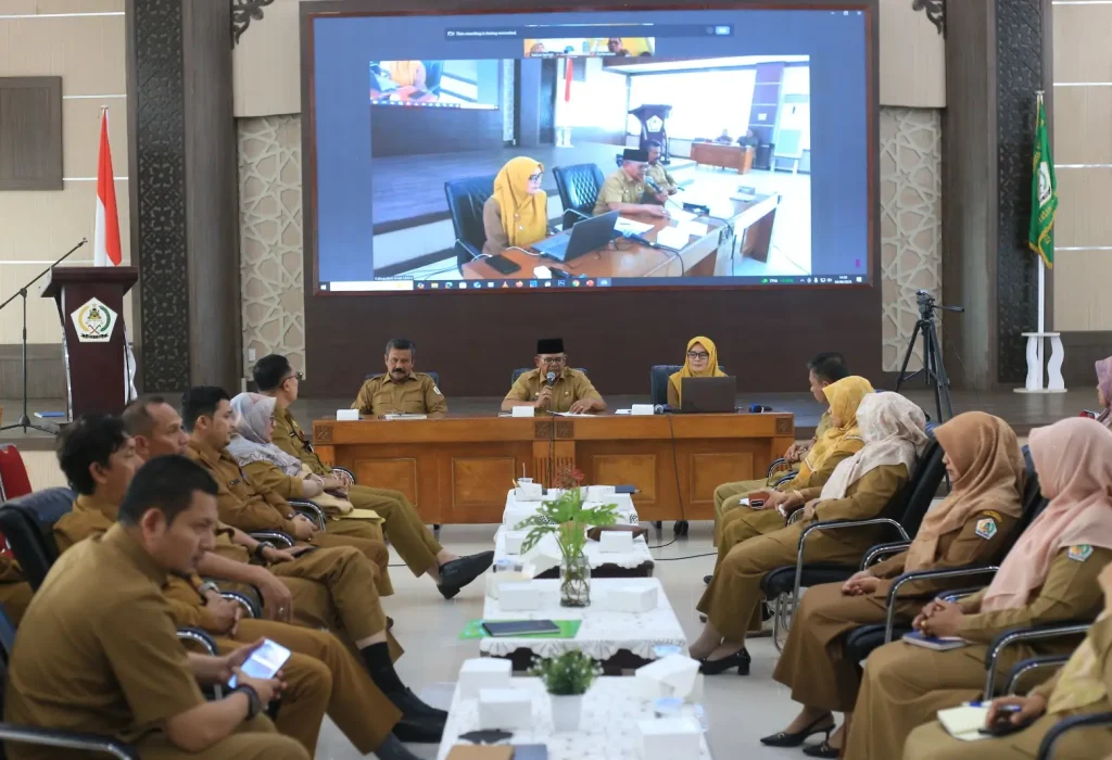 Foto: Sekda Aceh Utara Pimpin rapat peluncuran  Launching Aplikasi Klinik Rencana CERDAS.