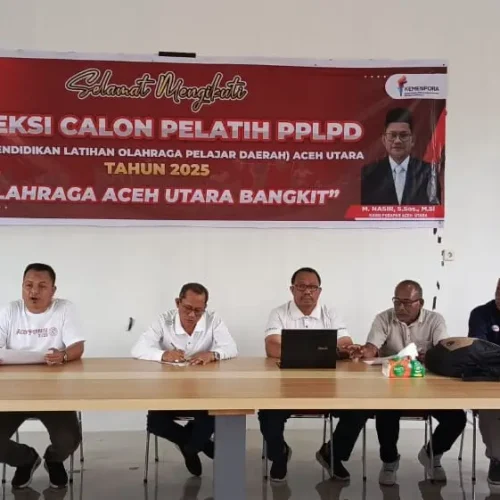 Foto: Kepala Disporapar Aceh Utara, M. Nasir., M.Si, melakukan seleksi para calon Pelatih dan Asisten Pelatih di ruang aula kantor Disporapar Aceh Utara