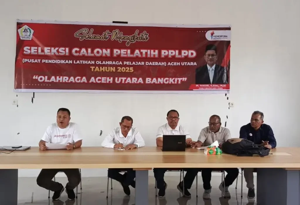 Foto: Kepala Disporapar Aceh Utara, M. Nasir., M.Si, melakukan seleksi para calon Pelatih dan Asisten Pelatih di ruang aula kantor Disporapar Aceh Utara