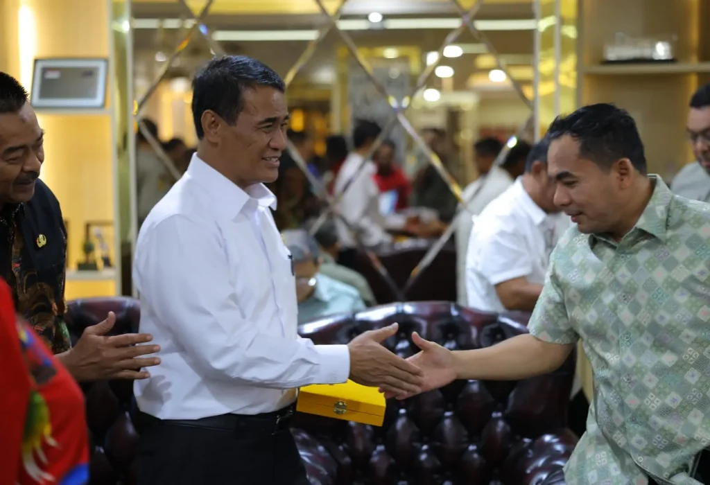 Foto: Wali Kota Lhokseumawe, Dr. Sayuti Abubakar, S.H., M.H., melakukan pertemuan dengan Menteri Pertanian Republik Indonesia, Andi Amran Sulaiman, di Ruang Kerja Menteri Pertanian, Jakarta, Kamis (9/10/2025)