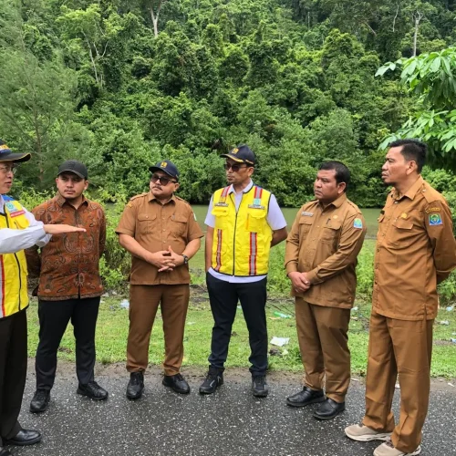 Foto: Kunjungan Tim Bappenas ke Geurutee di perbatasan Kab. Aceh Besar - Kab. Aceh Jaya di dampingi Kadis PUPR Aceh, Ir. Mawardi, ST terhadap pembangunan terowongan di Geurute, Senin, 20 okt 2025
