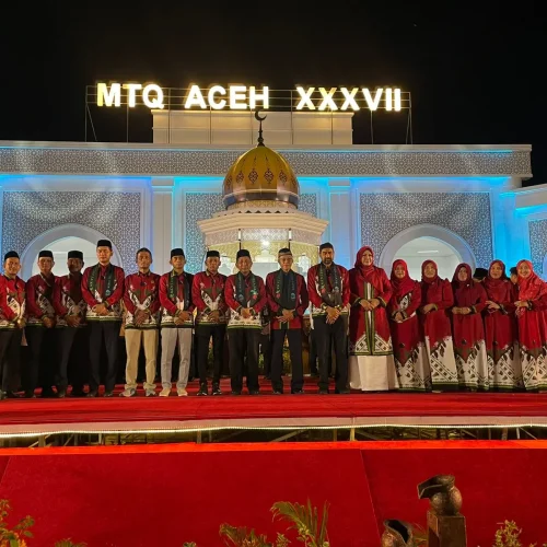 Foto: Kapolda Aceh Irjen Pol. Marzuki Ali Basyah menghadiri pembukaan Musabaqah Tilawatil Qur’an (MTQ) Aceh ke-XXXVII yang digelar di Arena Utama Kompleks Perkantoran Pemerintah Kabupaten Pidie Jaya, Cot Trieng, Meureudu, Sabtu malam, 1 November 2025.