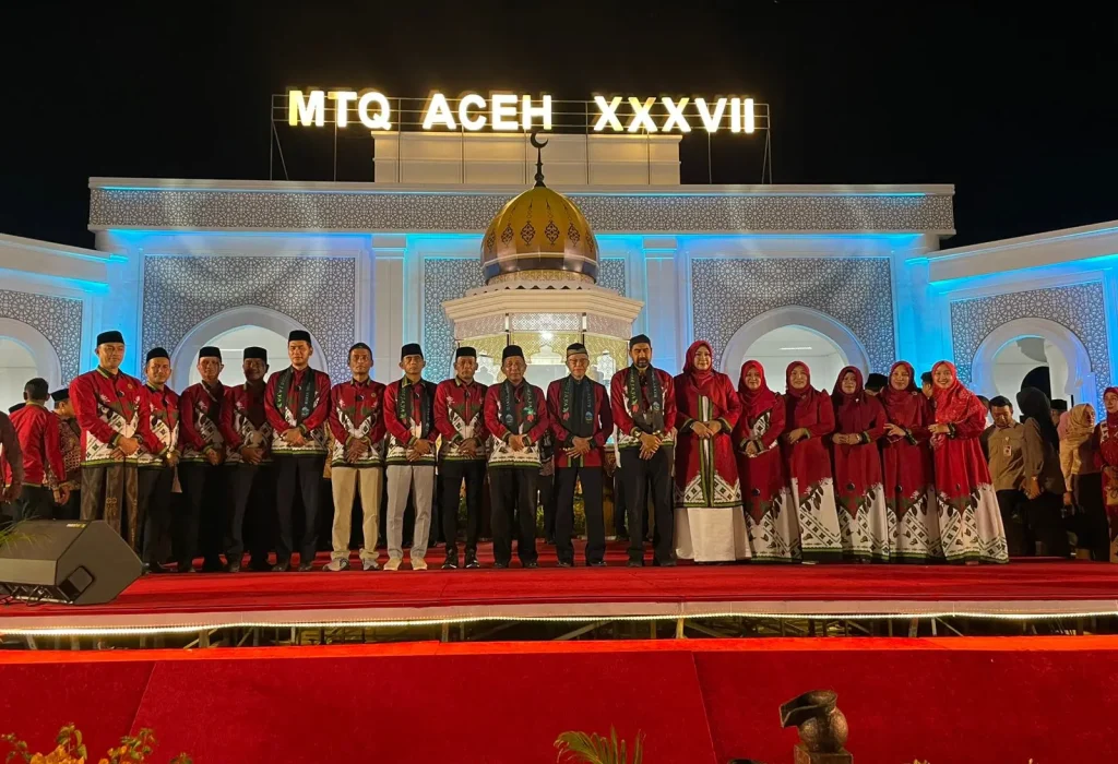Foto: Kapolda Aceh Irjen Pol. Marzuki Ali Basyah menghadiri pembukaan Musabaqah Tilawatil Qur’an (MTQ) Aceh ke-XXXVII yang digelar di Arena Utama Kompleks Perkantoran Pemerintah Kabupaten Pidie Jaya, Cot Trieng, Meureudu, Sabtu malam, 1 November 2025.
