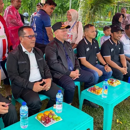 Foto: Bupati Aceh Utara H Ismail Jalil (Ayah Wa) menyaksikan Aksi Para pemain dilapangan Bola