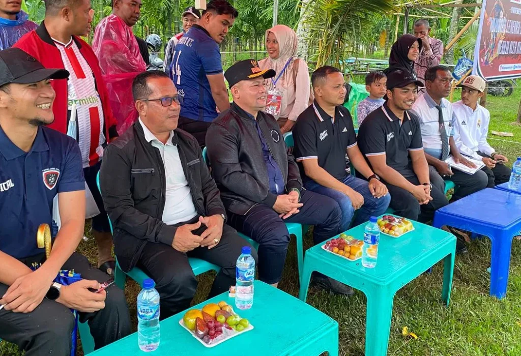 Foto: Bupati Aceh Utara H Ismail Jalil (Ayah Wa) menyaksikan Aksi Para pemain dilapangan Bola