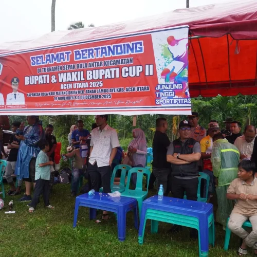 Foto: Kepala Disporaparkaf Aceh Utara, H. Zulkifli, S.Ag., M.Pd menyaksikan pertandingan