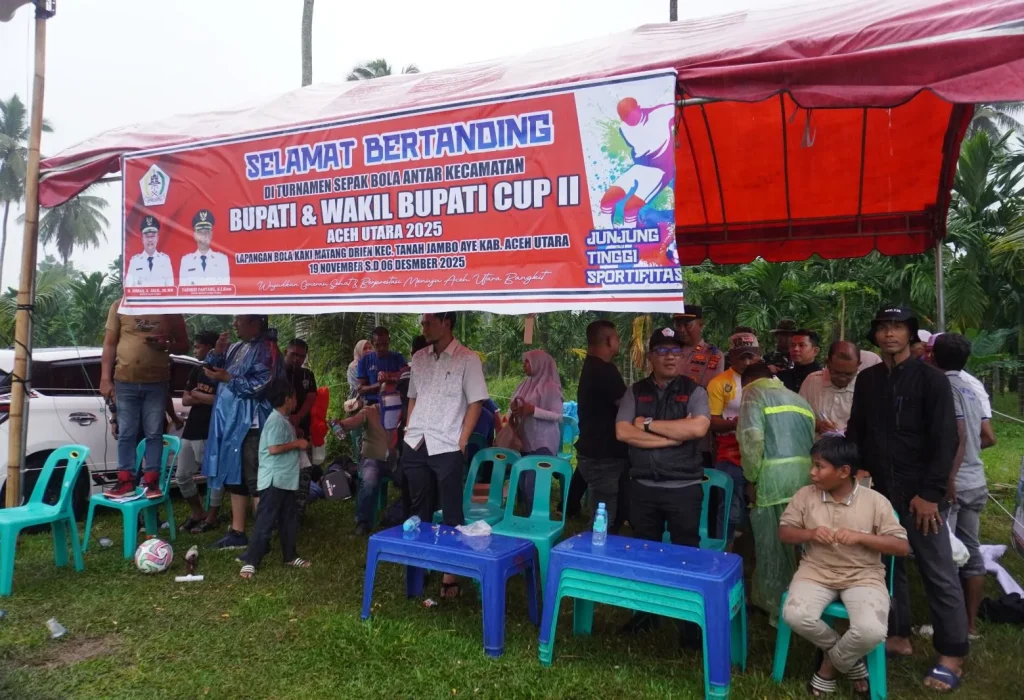 Foto: Kepala Disporaparkaf Aceh Utara, H. Zulkifli, S.Ag., M.Pd menyaksikan pertandingan