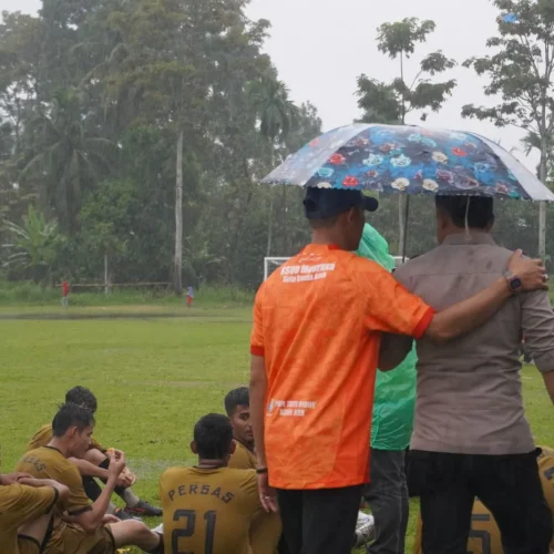 Foto: Hujan menguyur Lapangan Bola Matang Drien Kecamatan Tanah Jambo Aye, terpaksa ditunda akibat hujan deras yang mengguyur wilayah tersebut sejak siang hari
