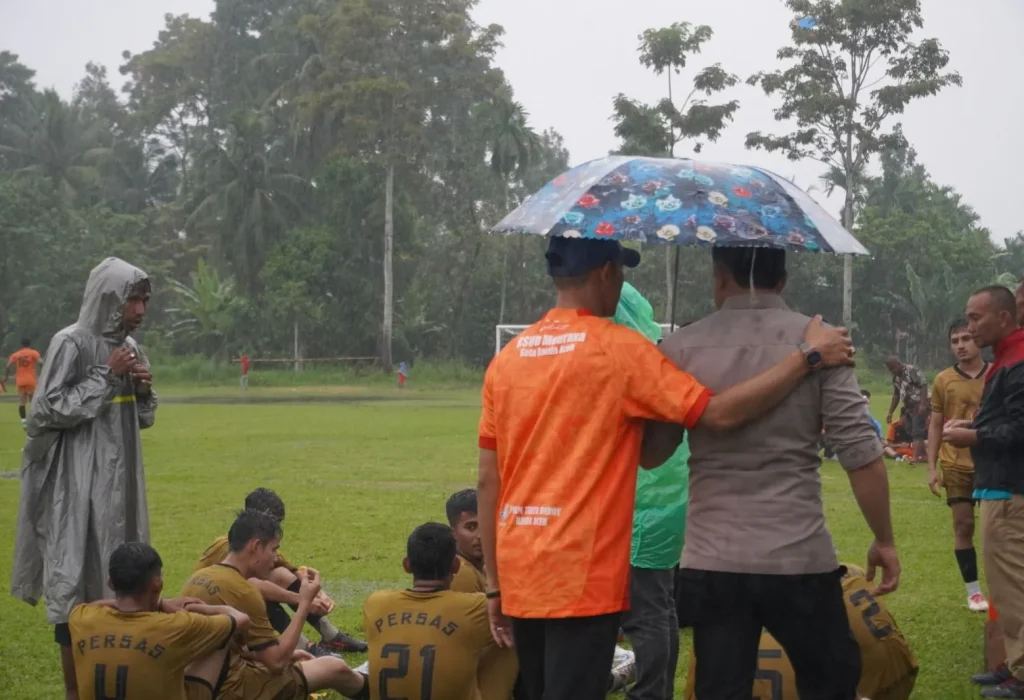 Foto: Hujan menguyur Lapangan Bola Matang Drien Kecamatan Tanah Jambo Aye, terpaksa ditunda akibat hujan deras yang mengguyur wilayah tersebut sejak siang hari
