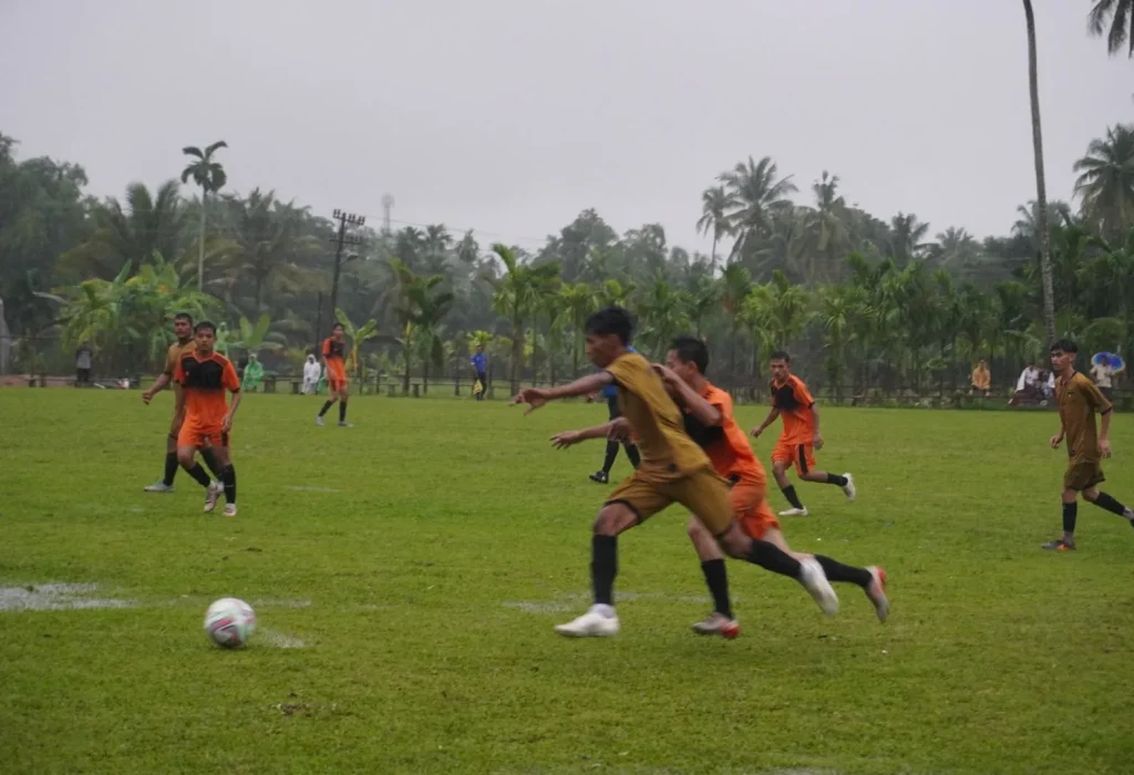 Foto: Para Pemain berlaga dilapang bola Matang Drien, Kecamatan Tanah Jambo Aye