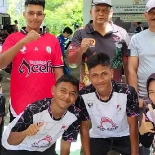 Foto: Atlet cabor Petanque Aceh Utara berfoto bersama pelatih dan Ketua Cabang sebelum bertanding di Lapangan USK Banda Aceh