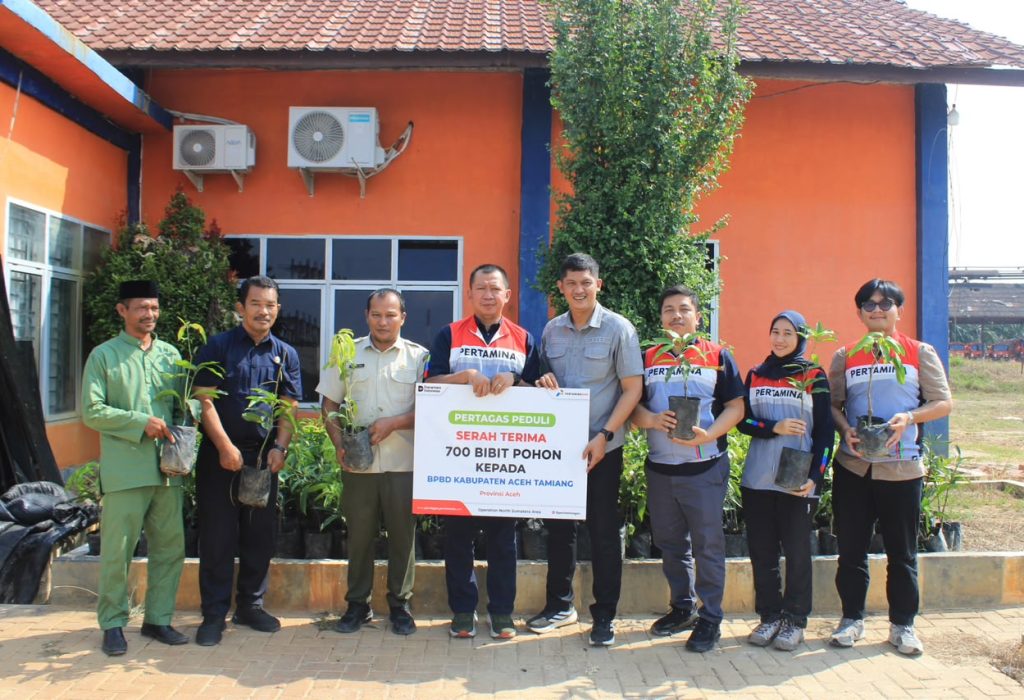 Foto: Manager Pertagas Operation North Sumatera Area, Gagan Suryanagara menyerahkan 700 bibit kelapa kepada BPBD Aceh Tamiang
