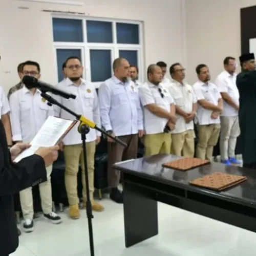FOTO: Kepala Badan Pengelola Migas Aceh (BPMA), Teuku Mohamad Faisal melantik Irawan Pandu Negara sebagai Sekretaris BPMA. Prosesi pelantikan dan pengambilan sumpah berlangsung di Kantor BPMA, di Jalan Stadion H. Dimurthala, Banda Aceh, Senin, (17/07/2023)