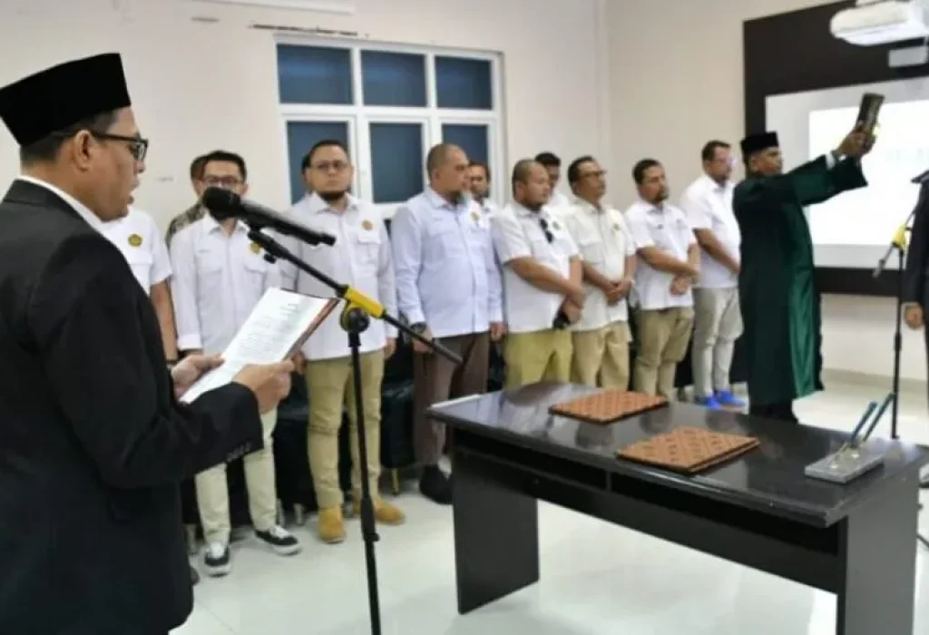 FOTO: Kepala Badan Pengelola Migas Aceh (BPMA), Teuku Mohamad Faisal melantik Irawan Pandu Negara sebagai Sekretaris BPMA. Prosesi pelantikan dan pengambilan sumpah berlangsung di Kantor BPMA, di Jalan Stadion H. Dimurthala, Banda Aceh, Senin, (17/07/2023)