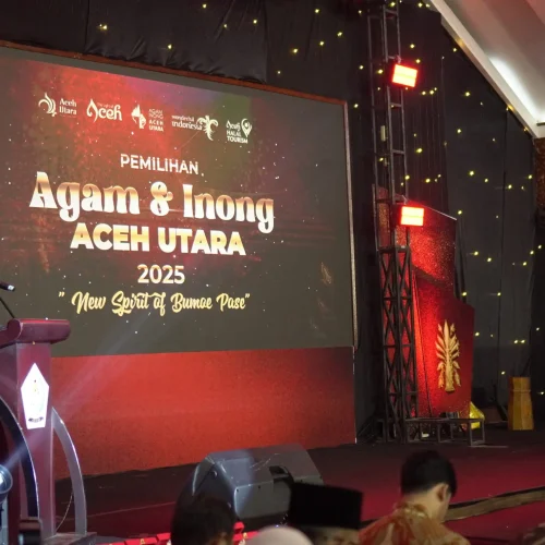 Foto: Plh Sekdakab Aceh Utara, Fauzan memberikan kata sambutan ajang Agam-Inong 2025