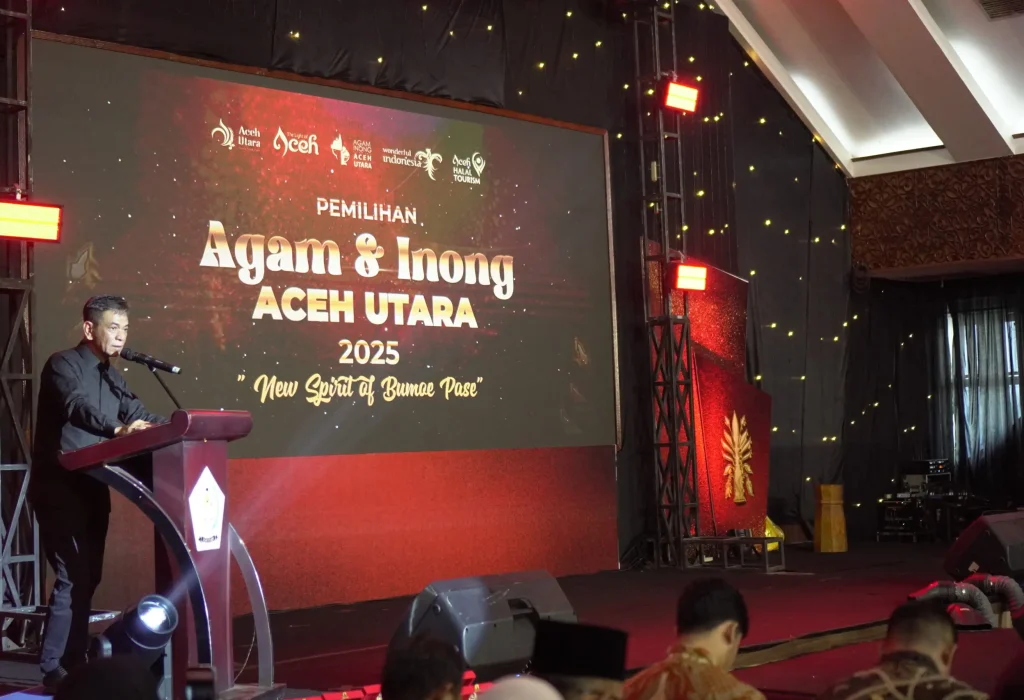 Foto: Plh Sekdakab Aceh Utara, Fauzan memberikan kata sambutan ajang Agam-Inong 2025