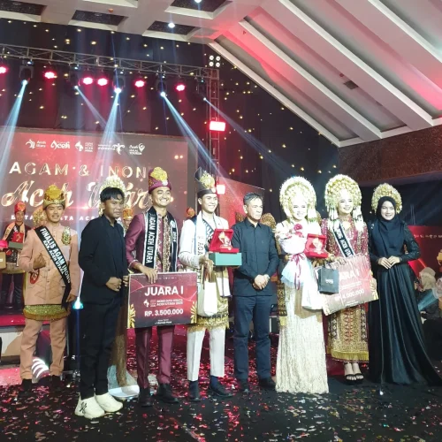 Foto: Plh Sekdakab Aceh Utara, Fauzan, foto bersama usai memberikan plakat juara