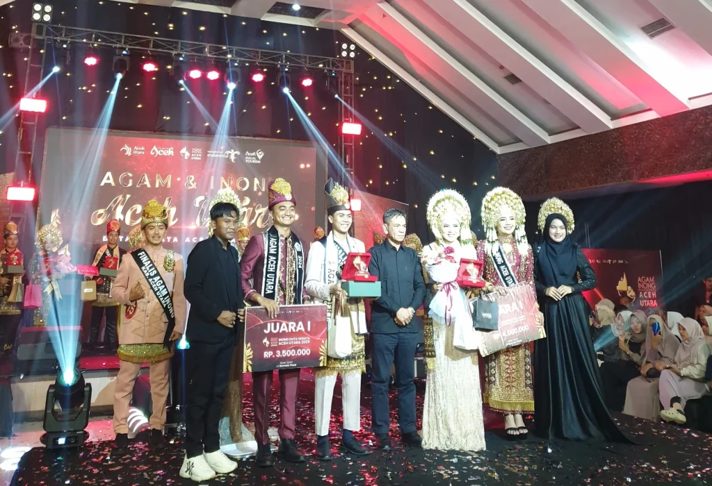 Foto: Plh Sekdakab Aceh Utara, Fauzan, foto bersama usai memberikan plakat juara