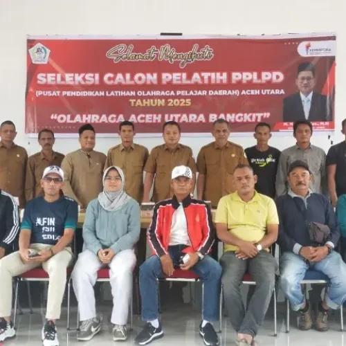 Foto bersama usai mengelar rapat di gedung mitingroom Disporapar