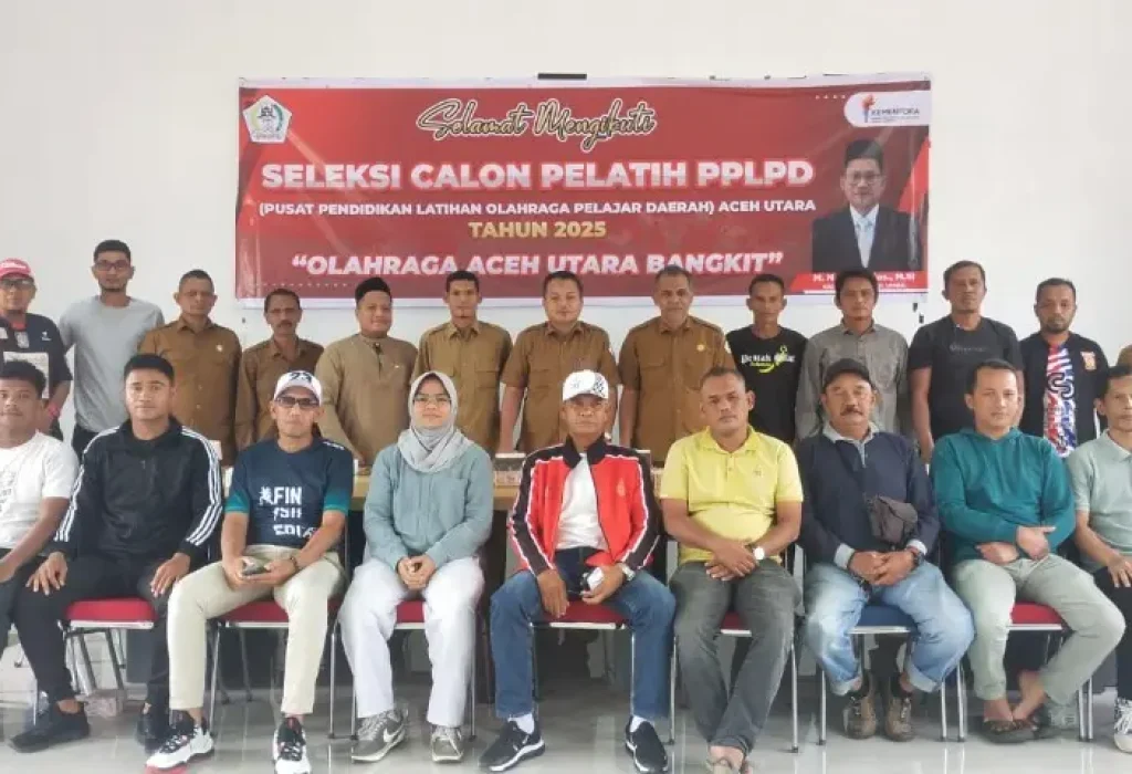 Foto bersama usai mengelar rapat di gedung mitingroom Disporapar