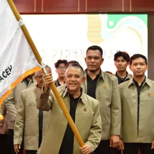 Foto: Ketua Terpilih M. Tanwir mengangkat bendera Petaka PGI