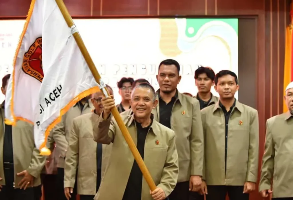 Foto: Ketua Terpilih M. Tanwir mengangkat bendera Petaka PGI