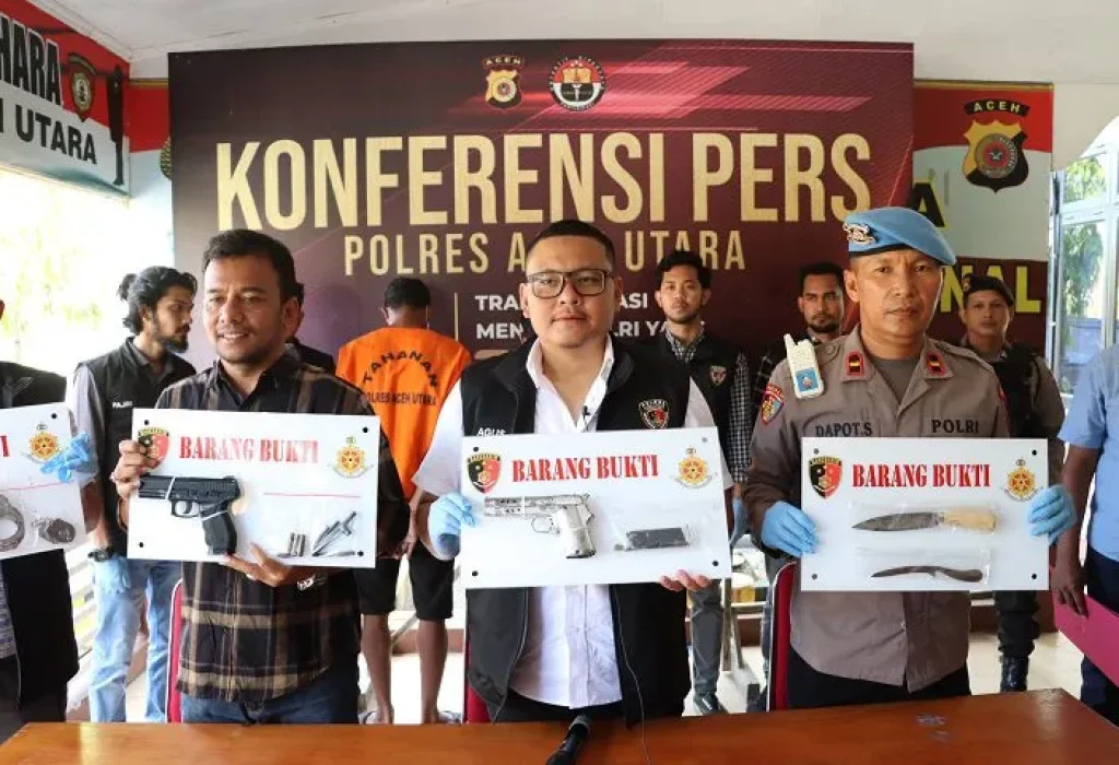 Foto: Kasat Reskrim Polres Aceh Utara AKP Agus Riwayanto Diputra, S.I.K., M.H memperlihatkan barang bukti